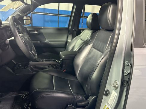Used 2018 Toyota Tacoma SR image 13