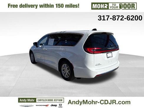 Used 2025 Chrysler Pacifica Select image 5