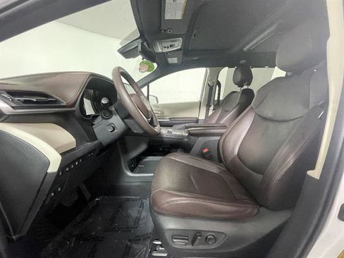 Certified 2024 Toyota Sienna Platinum AWD/4WD image 9