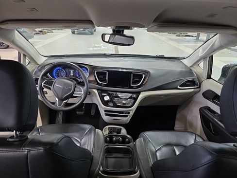 Used 2018 Chrysler Pacifica Touring-L image 26