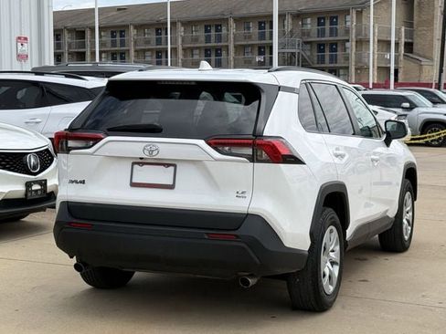 Used 2021 Toyota RAV4 LE AWD/4WD image 4