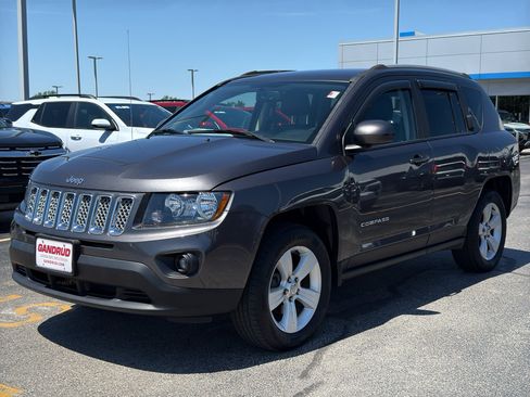 Used 2017 Jeep Compass Latitude AWD/4WD image 2