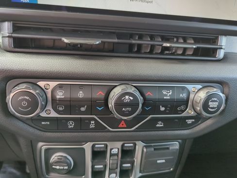 New 2025 Jeep Gladiator Sport image 25