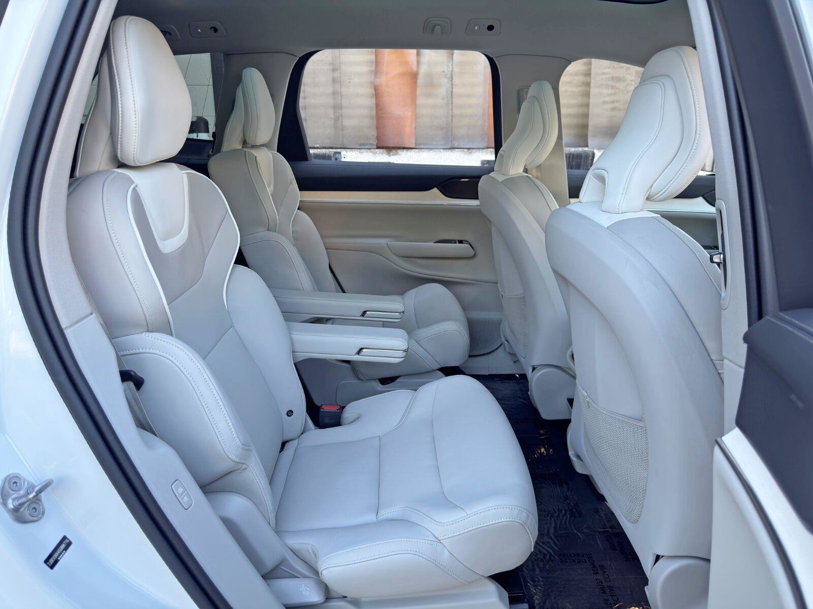 Used 2025 Volvo EX90 Plus AWD/4WD image 38