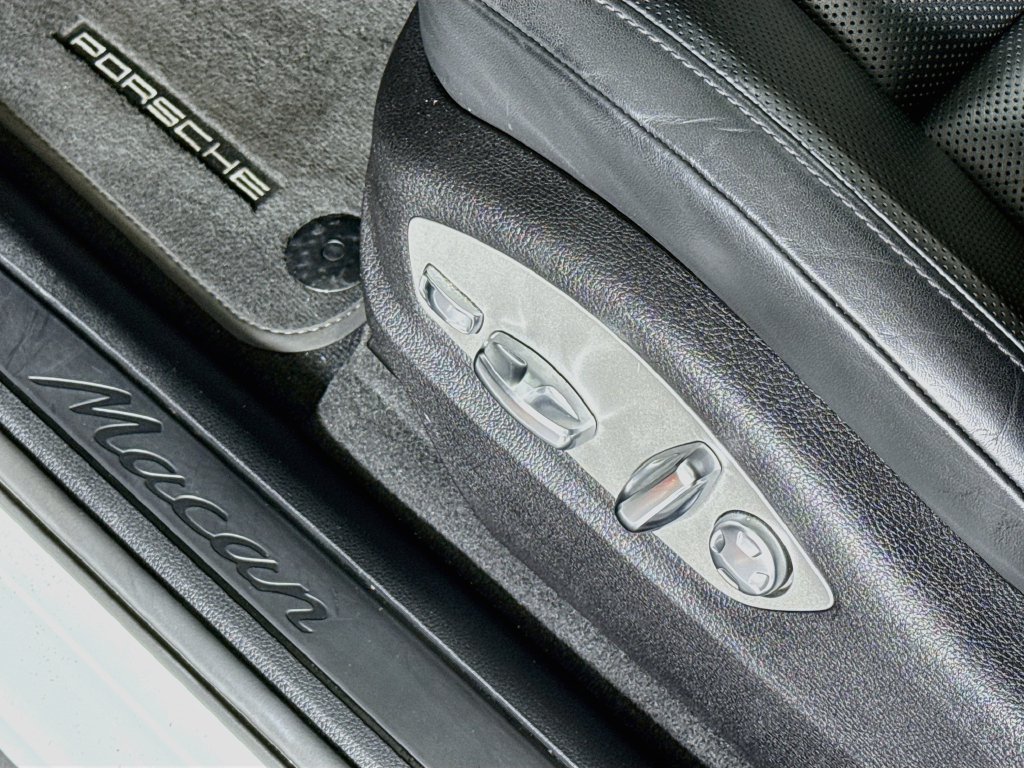 Certified 2025 Porsche Macan AWD/4WD image 27