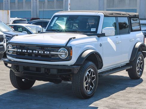 Used 2022 Ford Bronco Outer Banks w/ Sasquatch Package AWD/4WD image 3