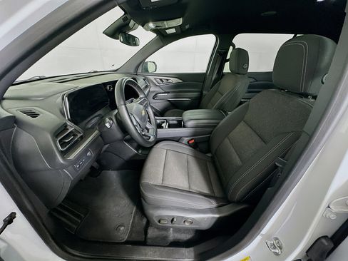 Used 2025 Chevrolet Traverse LT FWD image 13