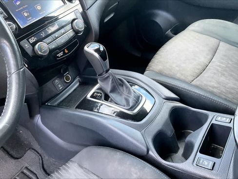 Used 2017 Nissan Rogue SV FWD image 16