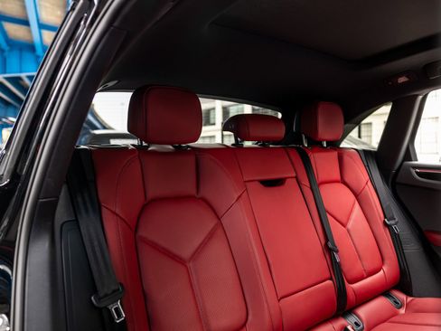 Certified 2025 Porsche Macan AWD/4WD image 36