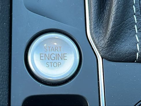 Used 2021 Volkswagen Atlas Cross Sport SE image 17