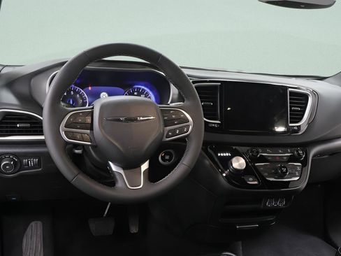 Used 2025 Chrysler Pacifica Select image 9