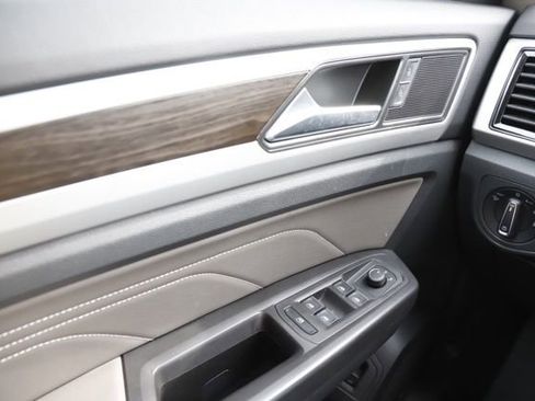 Used 2023 Volkswagen Atlas SE w/ Black Wheel Package image 25