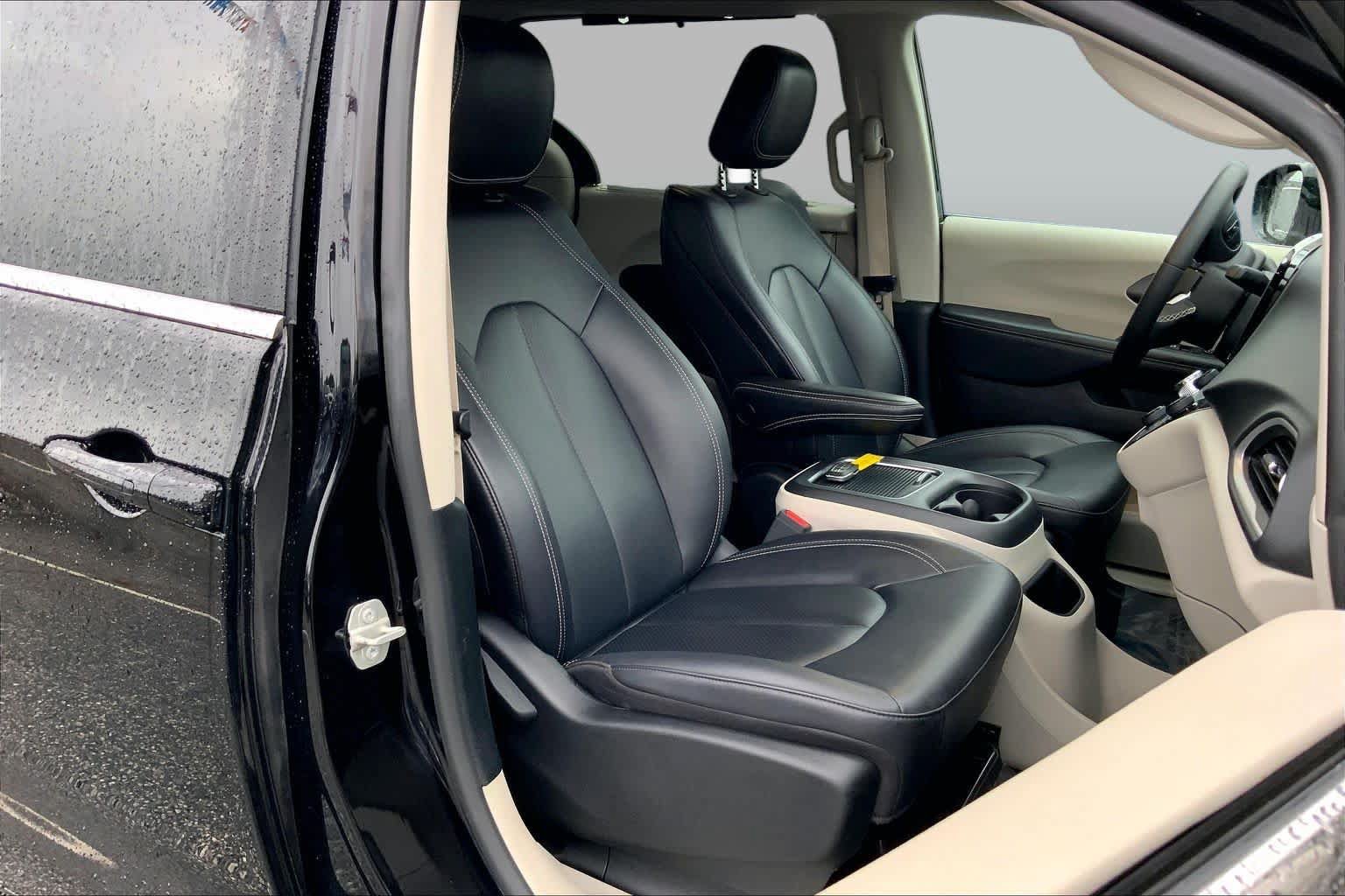 Used 2024 Chrysler Pacifica Touring-L FWD image 8