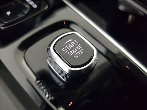 Certified 2023 Volvo XC60 B5 Ultimate w/ Climate Package FWD image 32