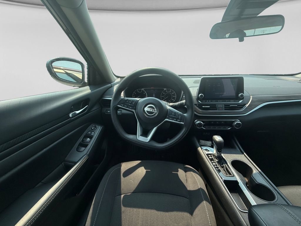 Used 2025 Nissan Altima 2.5 SV FWD image 15