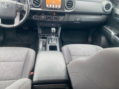 Used 2017 Toyota Tacoma TRD Sport w/ Tow Package (A/T) image 11