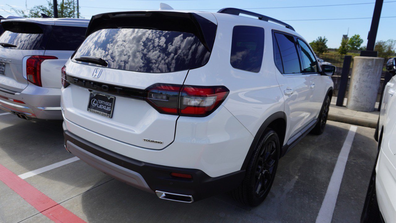 Used 2025 Honda Pilot Touring image 4
