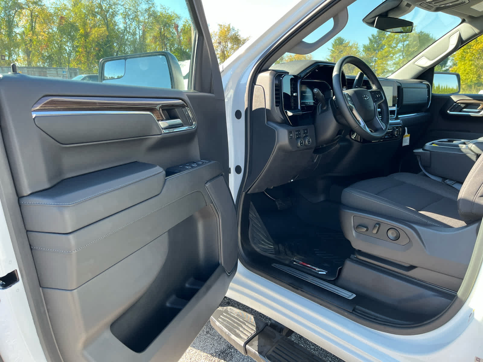 Used 2024 Chevrolet Silverado 1500 LT Trail Boss w/ LPO, Dark Essentials Package AWD/4WD image 9