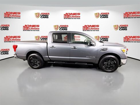 Used 2017 Nissan Titan SV image 14
