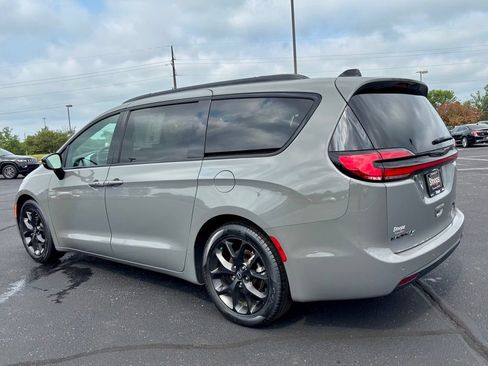 Used 2025 Chrysler Pacifica Limited FWD image 5