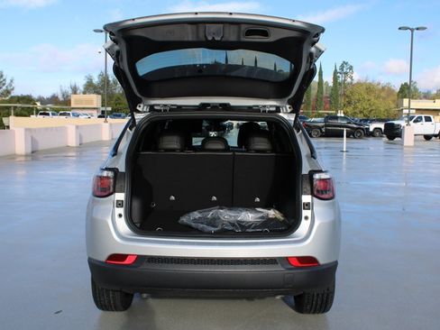 New 2026 Jeep Compass Latitude image 28