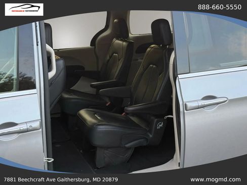 Used 2020 Chrysler Pacifica Touring-L image 19