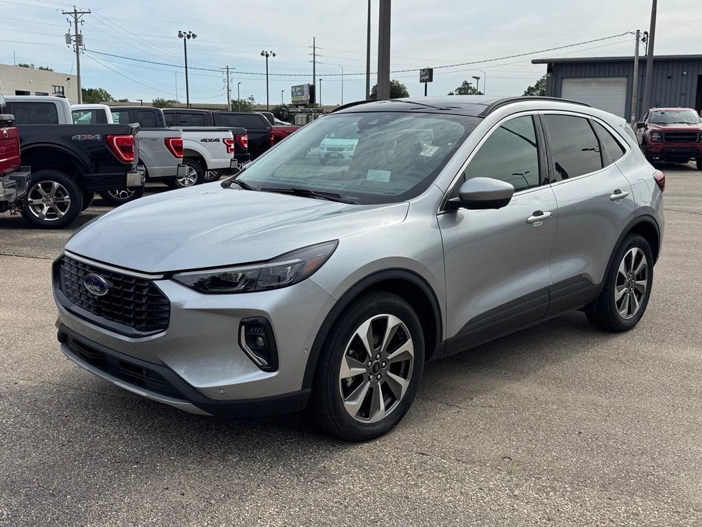 Used 2023 Ford Escape Platinum w/ Premium Technology Package AWD/4WD image 2