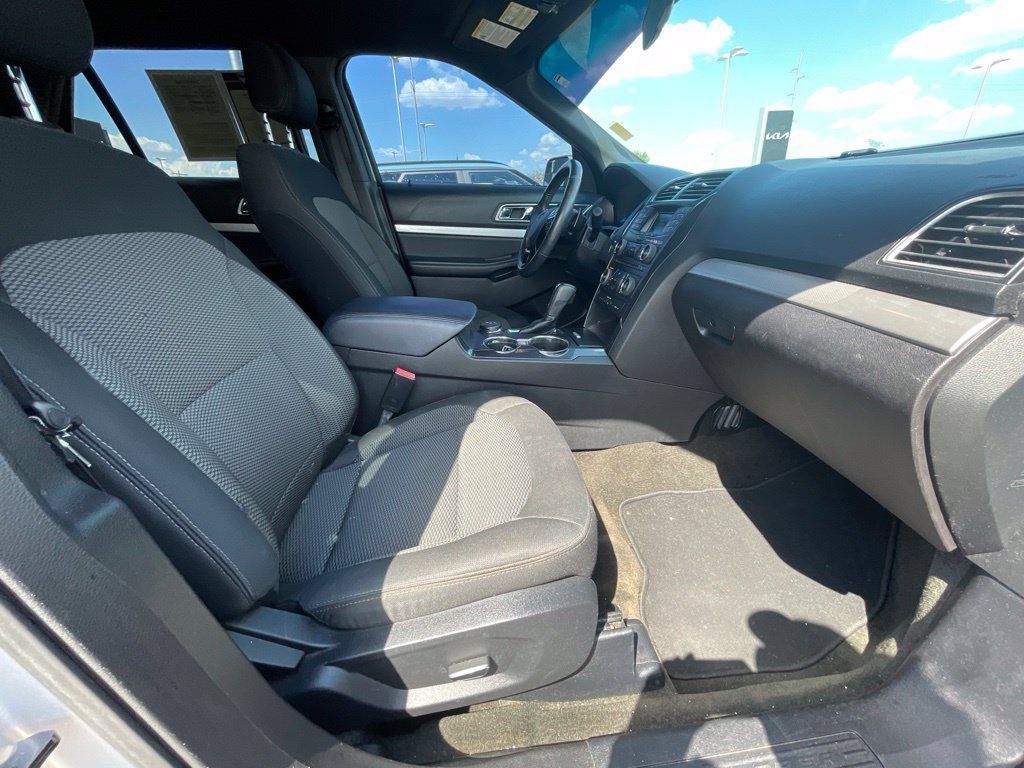 Used 2016 Ford Explorer XLT AWD/4WD image 23