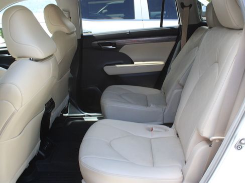 Used 2023 Toyota Highlander Platinum AWD/4WD image 18