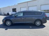 Used 2021 Chrysler Pacifica Touring-L image 2