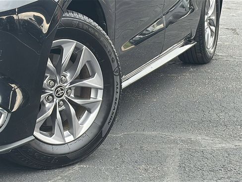 Used 2024 Toyota Sienna XLE image 3