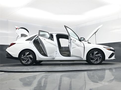 Certified 2025 Hyundai Elantra Sport image 23