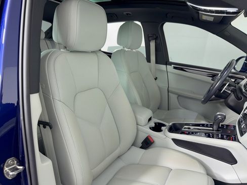 Certified 2024 Porsche Macan AWD/4WD image 30
