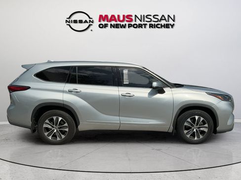 Used 2021 Toyota Highlander XLE AWD/4WD image 19