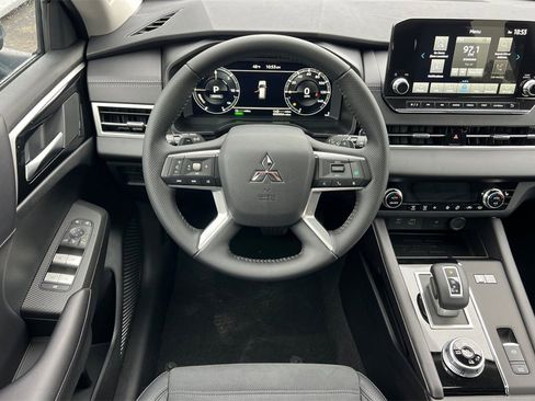 New 2025 Mitsubishi Outlander SE image 15