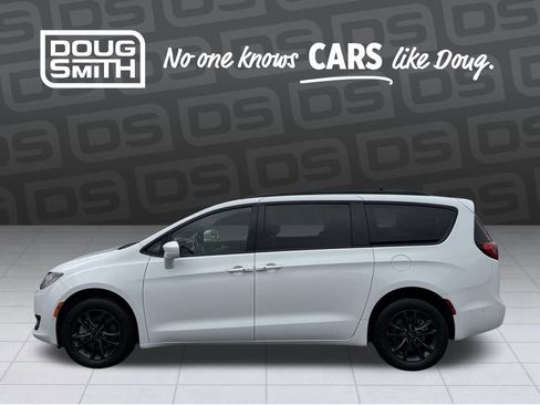 Used 2020 Chrysler Pacifica Touring-L w/ Advanced Safetytec Group image 2