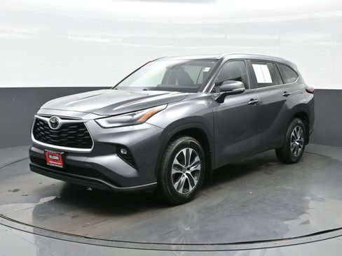 Used 2024 Toyota Highlander XLE AWD/4WD image 2