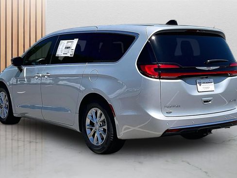 New 2026 Chrysler Pacifica Limited w/ Trailer Tow Group FWD image 7