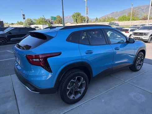 Used 2025 Chevrolet Trax LT w/ Driver Confidence Package FWD image 4