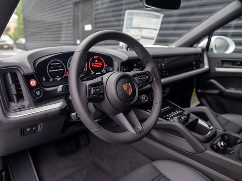 Used 2025 Porsche Cayenne Coupe image 4