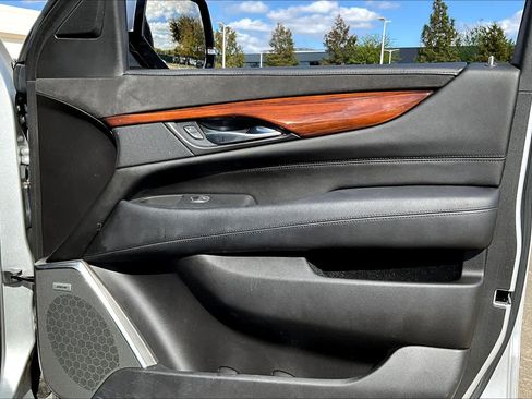 Used 2017 Cadillac Escalade Premium Luxury image 19