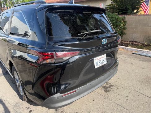 Used 2024 Toyota Sienna XLE FWD image 11