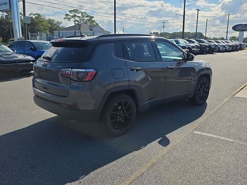 Used 2022 Jeep Compass Latitude FWD image 5