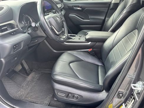 Certified 2023 Toyota Highlander XLE image 9