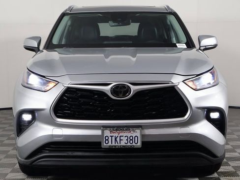 Used 2021 Toyota Highlander XLE FWD image 2