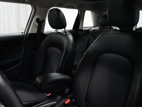 Used 2019 MINI Cooper 4-Door Hardtop image 4