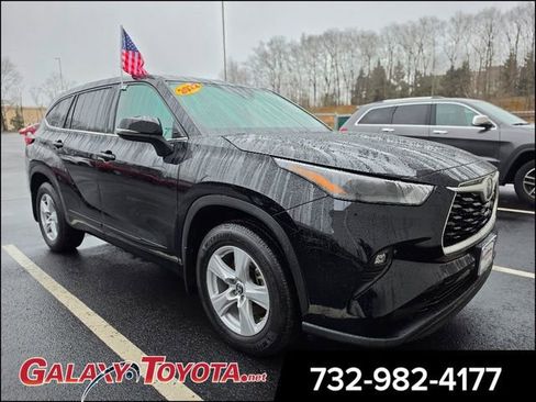 Used 2022 Toyota Highlander LE image 1