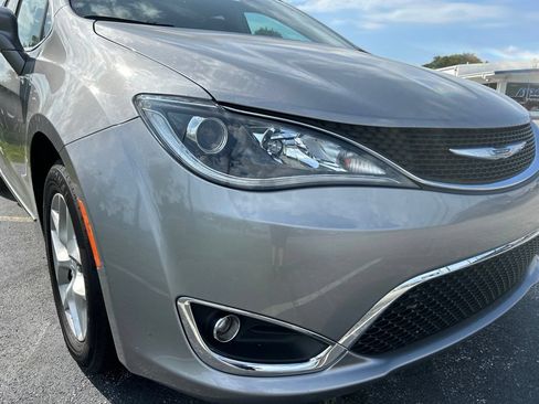 Used 2017 Chrysler Pacifica Touring-L w/ Tire & Wheel Group FWD image 2