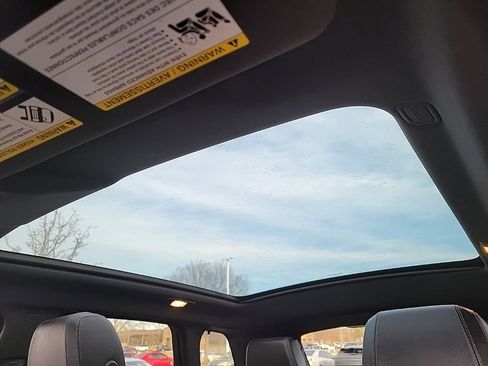 Used 2017 Land Rover Range Rover Evoque SE Premium image 30