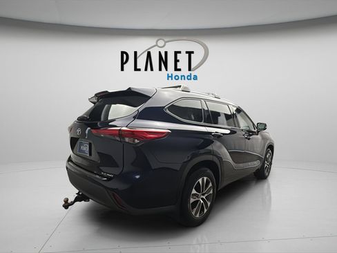 Used 2020 Toyota Highlander XLE AWD/4WD image 9